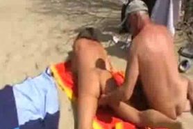 Wife fingered in the beach