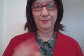 Travestiet Renate trekt haar piemel af onder de jurk