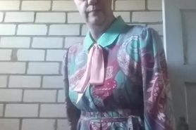 Renate gaat uit haar broekje in de kelderbox