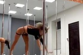 Blonde Shows Off on Pole