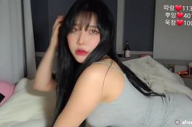 Korean Babe Shakes Ginormous Ass on Bed 2