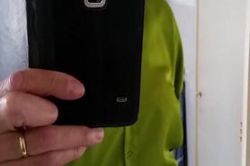 Trav Renate masturbeert in nieuwe kleding