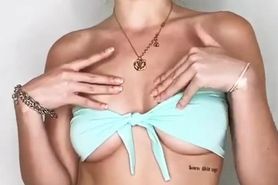 Lea Elui like to show her body in bikini