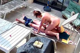 C est tellement bon de sauter sur une bite en public