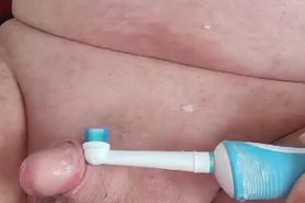 Slet Eric komt klaar met tandenborstel