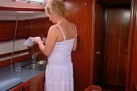 Baise et sodomie matinale sur le voilier