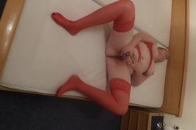 Ehenutte Britta wichst sich zum Orgasmus und spritzt ab