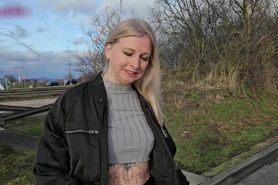 PAWG pees by the motorway