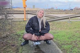 PAWG pees by the motorway