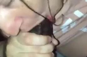 ELLE  SUCE COMME SI SA VIE EN DEPENDAIT