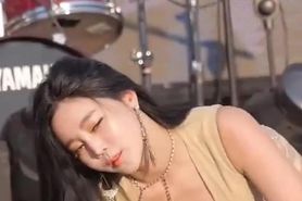 Hot KPOP Dancer in Beige Gets Down