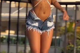 Latina Twerks Her Ass and You Want Her