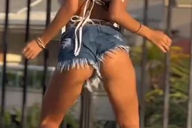 Latina Twerks Her Ass and You Want Her