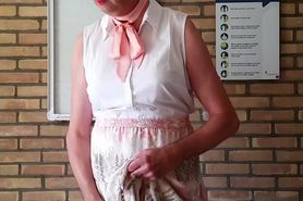 Trav Renate in haar blote kont in de hal