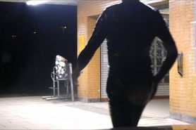 Plastikschlampe Volker mit nacktem Schwanz in Klarsicht