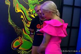 Blonde daisy lee enjoys gangbang and blowjobs