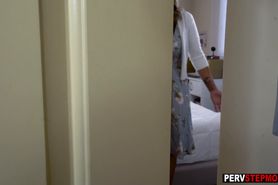 Annoyed MILF stepmom needs a help with a thirsty pussy