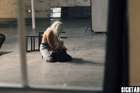 Horny lesbian cop busted sexy blonde and used her pussy