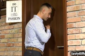 Horny cougar Anna Valetina controls her client into lic