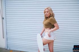 Skateboard blonde with a big ass strips naked outdoor