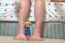 junge Maedchen spielen gern mit Puppen