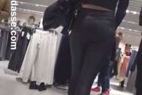 Voyeur - Teen ass in leggings is shopping