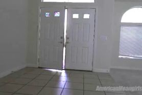 Mutter bringt ihrer Tochter das Eier treten bei