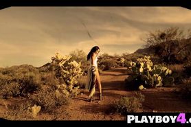 Sexy small tits babe enjoyed hot posing on the sun