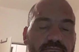 Herr Glavinic spritzt in einen Hals