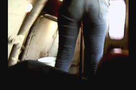 fisgoneando un culito in the bus