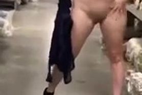 Hot wife nude in the Shopping