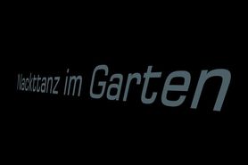 Nackttanz im Garten
