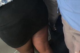 una de faldita negra en el bus