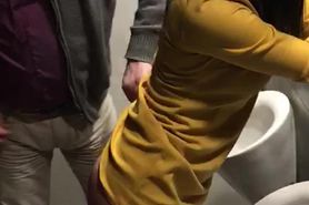 Fessee dans les chiottes