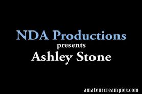 Blondje laat zich vol spuiten