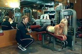 Blonde mommy does her work out naked