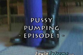 Pussy pump op haar kut