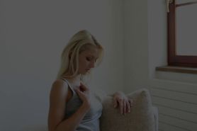 Pinky June speelt met kutje