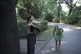 2 meisjes naakt door het park