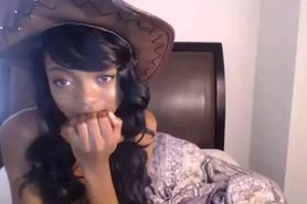 Ebony tiener neukt voor de webcam