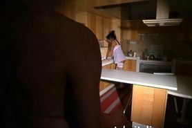 Scopa la Madre mentre stira