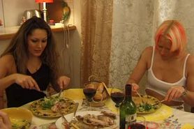French Le Diner des Lesbiennes 10