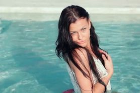 Sex beauty teen brunette blows big cock in the pool