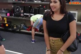 Coed trade in her pussy for the goods