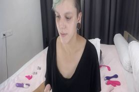Spunky Short Haired Babe Show Her Hairy Pussy Live